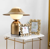 مصباح طاولة الكوخ