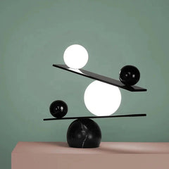 مصباح طاولة رخامي بتصميم التوازن